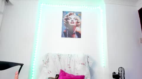 tinas_smith online show from June 18, 9:09 pm