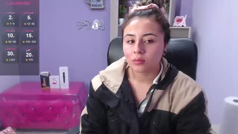 Snapshot of tiny_love_ chatting on January 20, 9:24 am tiny online show from January 20, 9:24 am