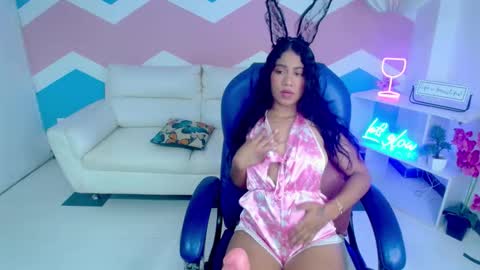 Snapshot of tinyluxe chatting on September 19, 12:04 am Tiny online show from September 19, 12:04 am