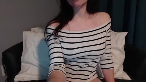 Snapshot of tinyytina chatting on December 2, 9:52 am TinyyTina online show from December 2, 9:52 am