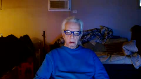 Snapshot of tom112292014 chatting on February 12, 12:33 pm tom112292014 online show from February 12, 12:33 pm