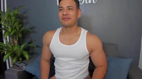 Snapshot of tom_sin_ chatting on December 13, 8:04 pm Tom Sin online show from December 13, 8:04 pm