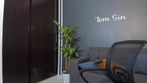 Snapshot of tom_sin_ chatting on January 6, 2:58 pm Tom Sin online show from January 6, 2:58 pm