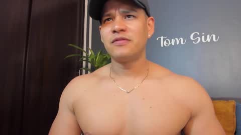 Snapshot of tom_sin_ chatting on February 10, 9:58 pm Tom Sin online show from February 10, 9:58 pm