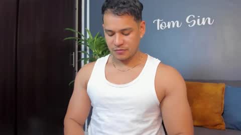 Snapshot of tom_sin_ chatting on February 28, 10:06 pm Tom Sin online show from February 28, 10:06 pm