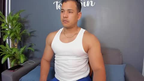 Snapshot of tom_sin_ chatting on December 14, 9:02 pm Tom Sin online show from December 14, 9:02 pm