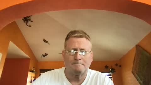 Hola online show from March 11, 9:15 pm