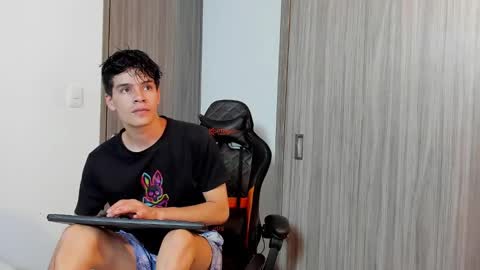 Snapshot of tommy_carlos chatting on February 13, 12:46 am online show from February 13, 12:46 am