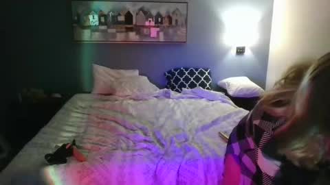 USA GURL online show from March 2, 10:55 am