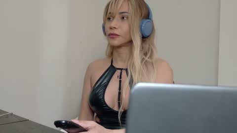 Snapshot of travesti513695 chatting on February 10, 10:19 pm Myla online show from February 10, 10:19 pm