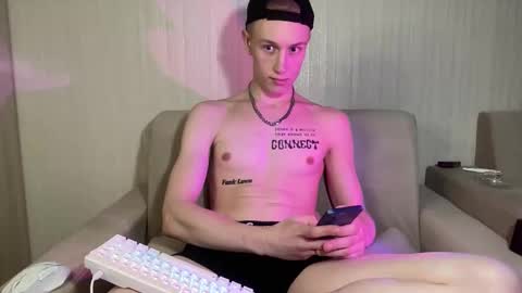 Travis online show from April 25, 1:52 pm