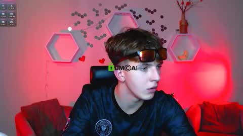 Travis online show from October 15, 7:04 pm