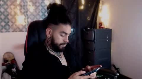 Snapshot of trevor_hilton_ chatting on October 19, 2:49 am trevor online show from October 19, 2:49 am