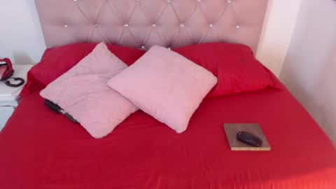 Snapshot of triana_crimson chatting on February 3, 10:43 pm triana_crimson online show from February 3, 10:43 pm
