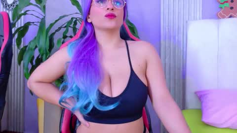 triana_crimson online show from December 16, 7:53 pm