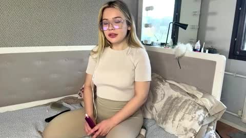 Sofi online show from December 4, 10:48 am