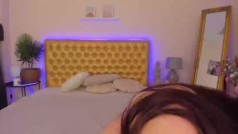 Mia online show from March 5, 7:06 am