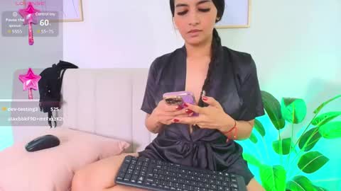 Snapshot of trissha_xk1 chatting on January 20, 4:45 pm Trissha online show from January 20, 4:45 pm