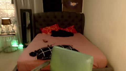 SEDUCTIVEmistresCUMS online show from October 21, 5:45 am