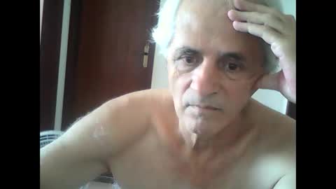 Snapshot of tuamigo8a chatting on February 17, 3:44 pm Siveomeves online show from February 17, 3:44 pm