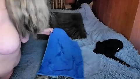 Lana online show from March 3, 9:15 pm