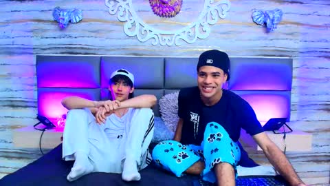 Snapshot of twinslovers_ chatting on September 17, 8:12 pm twinslovers_ online show from September 17, 8:12 pm