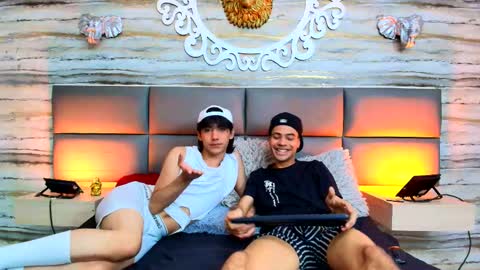 Snapshot of twinslovers_ chatting on September 19, 8:23 pm twinslovers_ online show from September 19, 8:23 pm