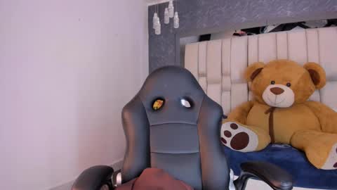 Snapshot of tyla_demon chatting on February 14, 3:33 am TYLA online show from February 14, 3:33 am