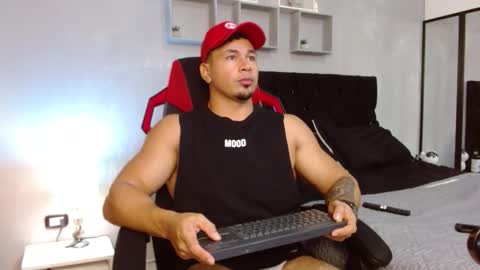 tyler_hank1 online show from November 2, 10:43 pm