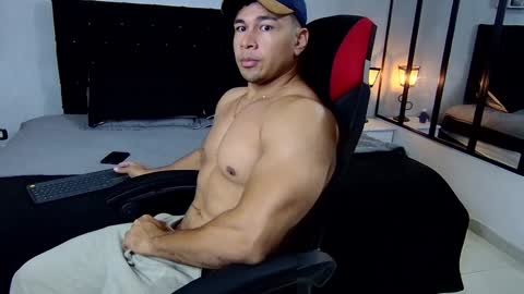 Snapshot of tyler_hank1 chatting on February 6, 12:15 pm tyler_hank1 online show from February 6, 12:15 pm