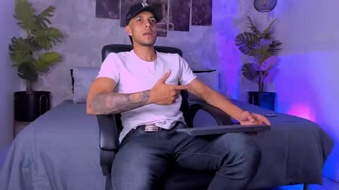 Snapshot of tyler_jonnes chatting on December 22, 8:47 pm Tyler online show from December 22, 8:47 pm