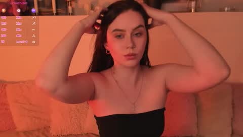 Una  online show from March 25, 9:16 am