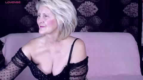 Snapshot of unrealgrannyforfun chatting on December 8, 3:40 am Nelly online show from December 8, 3:40 am