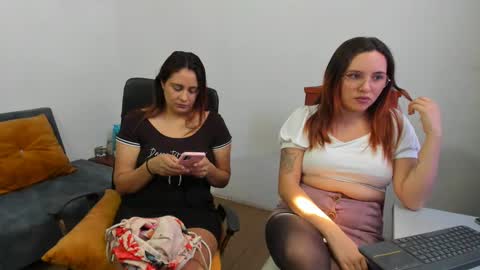 Snapshot of until_wet chatting on February 15, 7:06 pm Kary and jhoa online show from February 15, 7:06 pm