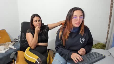 Snapshot of until_wet chatting on February 21, 3:23 am Kary and jhoa online show from February 21, 3:23 am