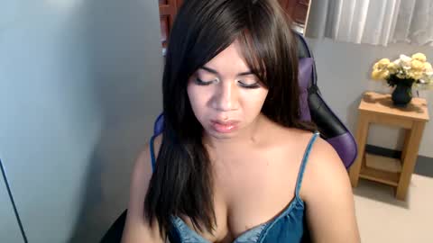 Snapshot of ur_cutiesthotasianxx chatting on February 15, 1:49 pm Vee online show from February 15, 1:49 pm