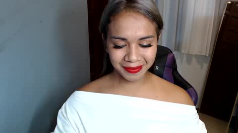 Snapshot of ur_cutiesthotasianxx chatting on February 2, 3:39 pm Vee online show from February 2, 3:39 pm