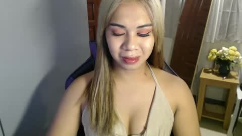 Snapshot of ur_cutiesthotasianxx chatting on February 16, 4:42 pm Vee online show from February 16, 4:42 pm