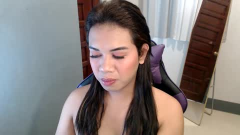 Snapshot of ur_cutiesthotasianxx chatting on January 6, 4:47 am Vee online show from January 6, 4:47 am