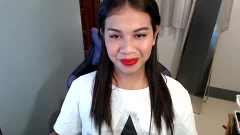 Snapshot of ur_cutiesthotasianxx chatting on January 1, 2:42 pm Vee online show from January 1, 2:42 pm