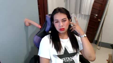 Snapshot of ur_cutiesthotasianxx chatting on January 1, 5:44 pm Vee online show from January 1, 5:44 pm