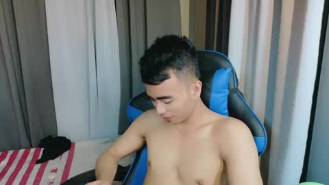 Snapshot of urguy_francis chatting on February 17, 6:06 pm urguy_francis online show from February 17, 6:06 pm