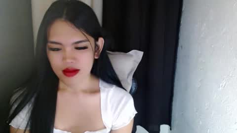Snapshot of urpinayjenfuckerxxx chatting on February 19, 2:11 pm Jenny online show from February 19, 2:11 pm