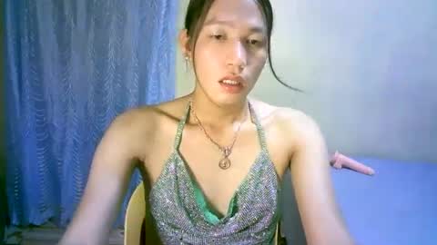 Snapshot of urpinaylovelyjuliaxxx chatting on December 21, 2:58 pm queen julia not into CHEAPGUY online show from December 21, 2:58 pm