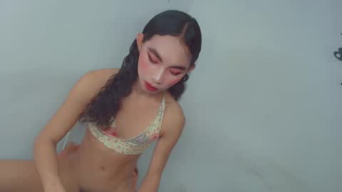 urpretty_mistake online show from February 19, 5:28 am