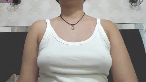 Snapshot of vainilla_cam chatting on February 18, 2:05 am Vainilla online show from February 18, 2:05 am