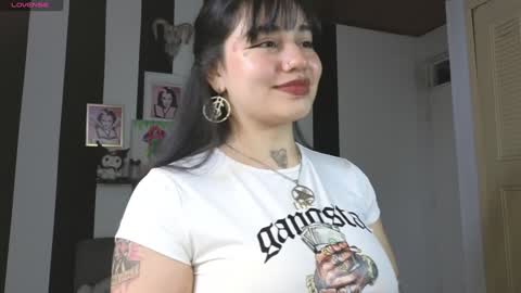 Snapshot of val_bardot1 chatting on January 25, 5:51 am first of all... who are u online show from January 25, 5:51 am