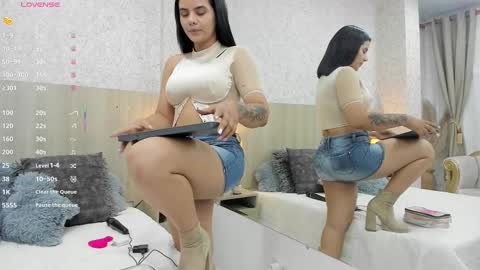 Snapshot of valentina_robertson chatting on September 19, 9:40 pm online show from September 19, 9:40 pm