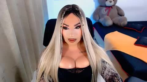 Snapshot of valentinaxqueen chatting on February 25, 1:20 am online show from February 25, 1:20 am