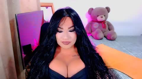 Snapshot of valentinaxqueen chatting on December 17, 8:10 pm online show from December 17, 8:10 pm